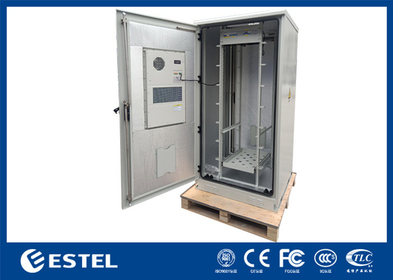 Vloer gemonteerde kast buiten 19 inch rek met PDU, airconditioning en sensoren